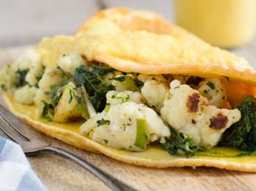Gefülltes Omelett mit süß-saurer Sauce