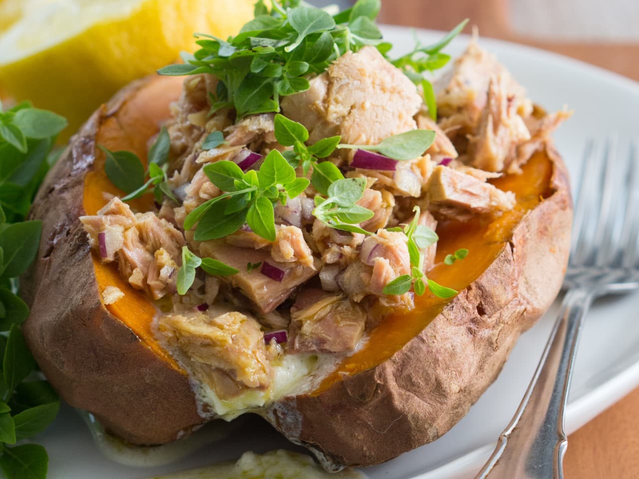 Gevulde zoete aardappel met tonijn