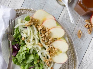Salad with fennel, apple and walnut