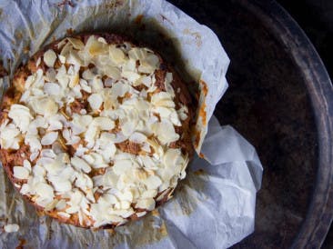Apple cake made of almond flour