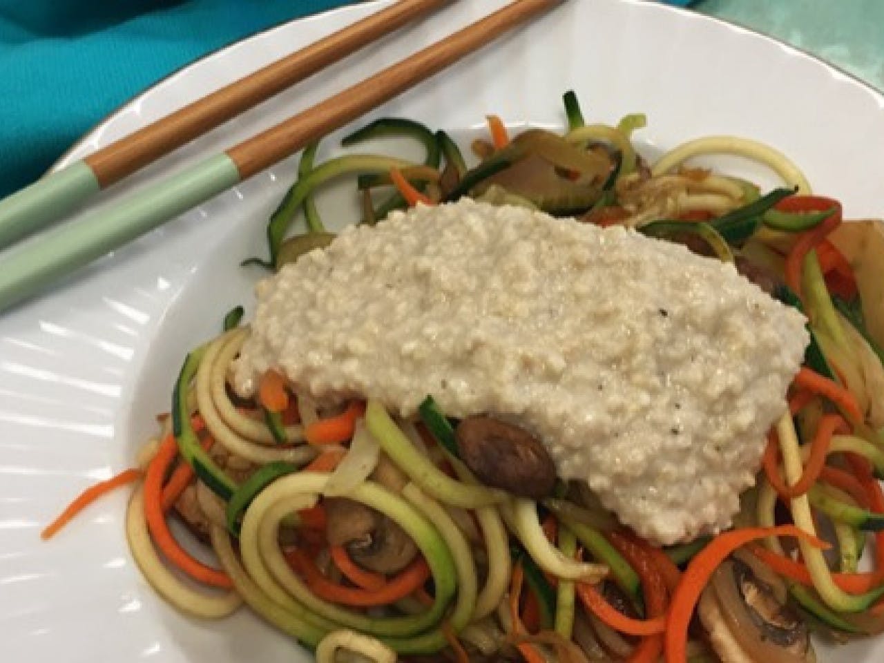 Vegetable noodles with cashew sauce