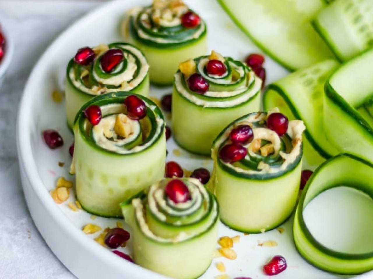 Cucumber rolls with hummus