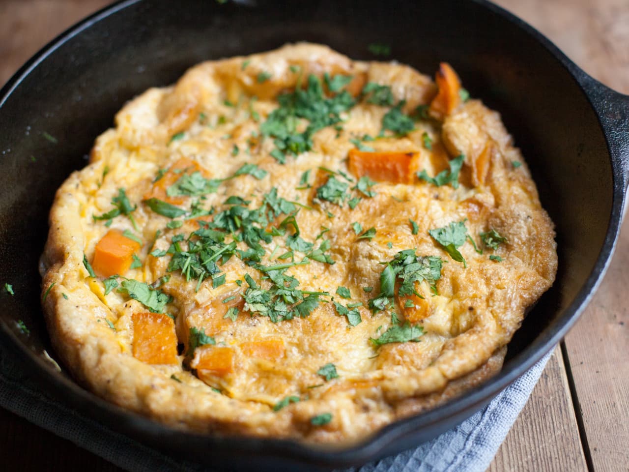 Frittata con camote y cilantro