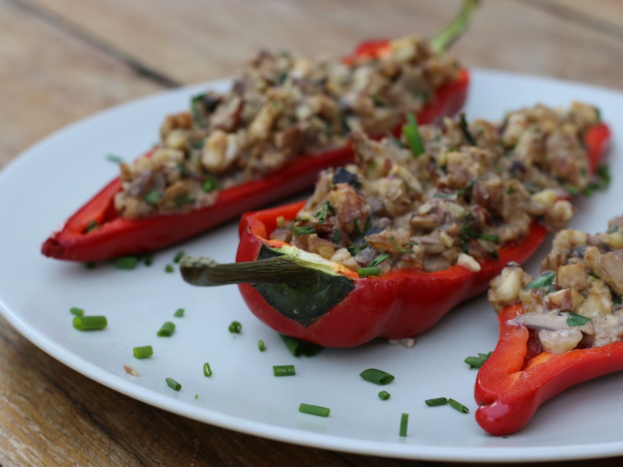 Stuffed pointed peppers with nut mushroom