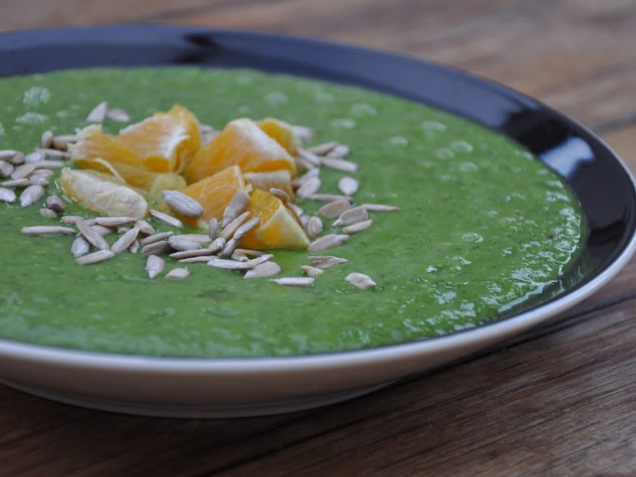 Tazón de batido con kiwi, plátano, naranja y aguacate