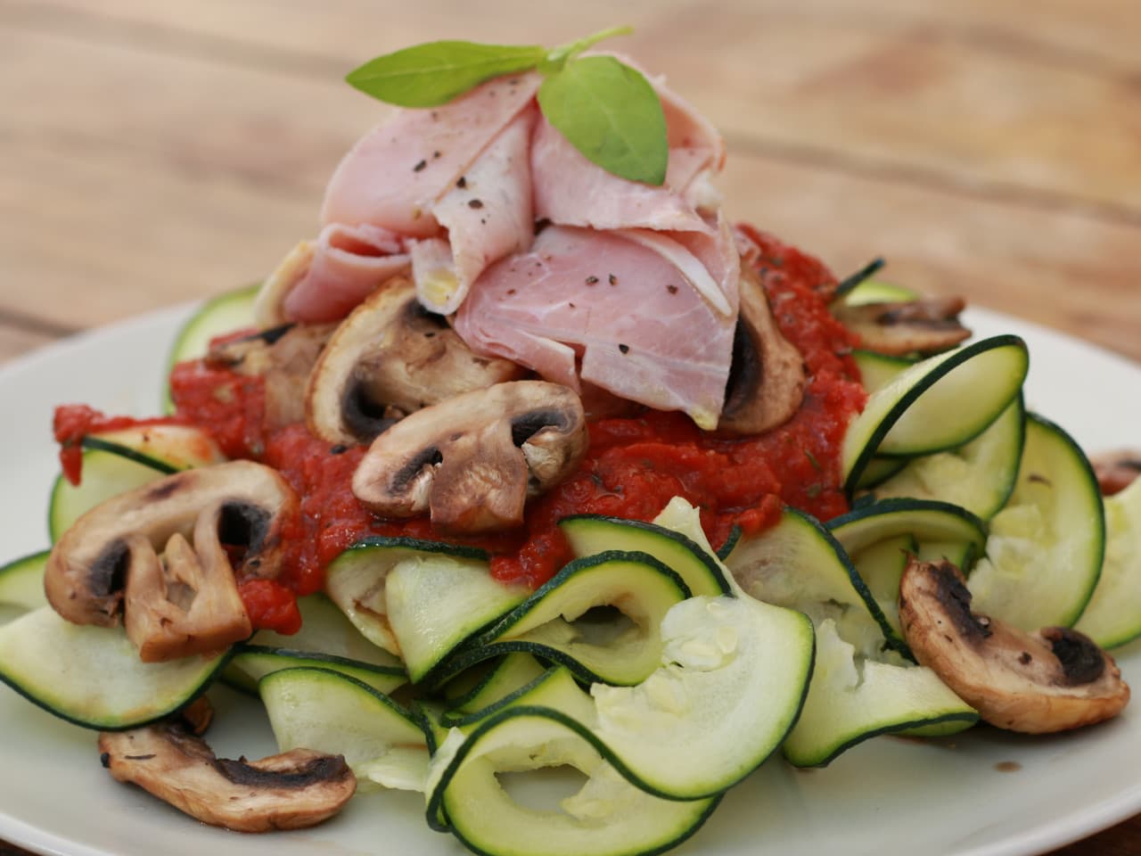 Tagliatelle de calabacín con salsa calzone