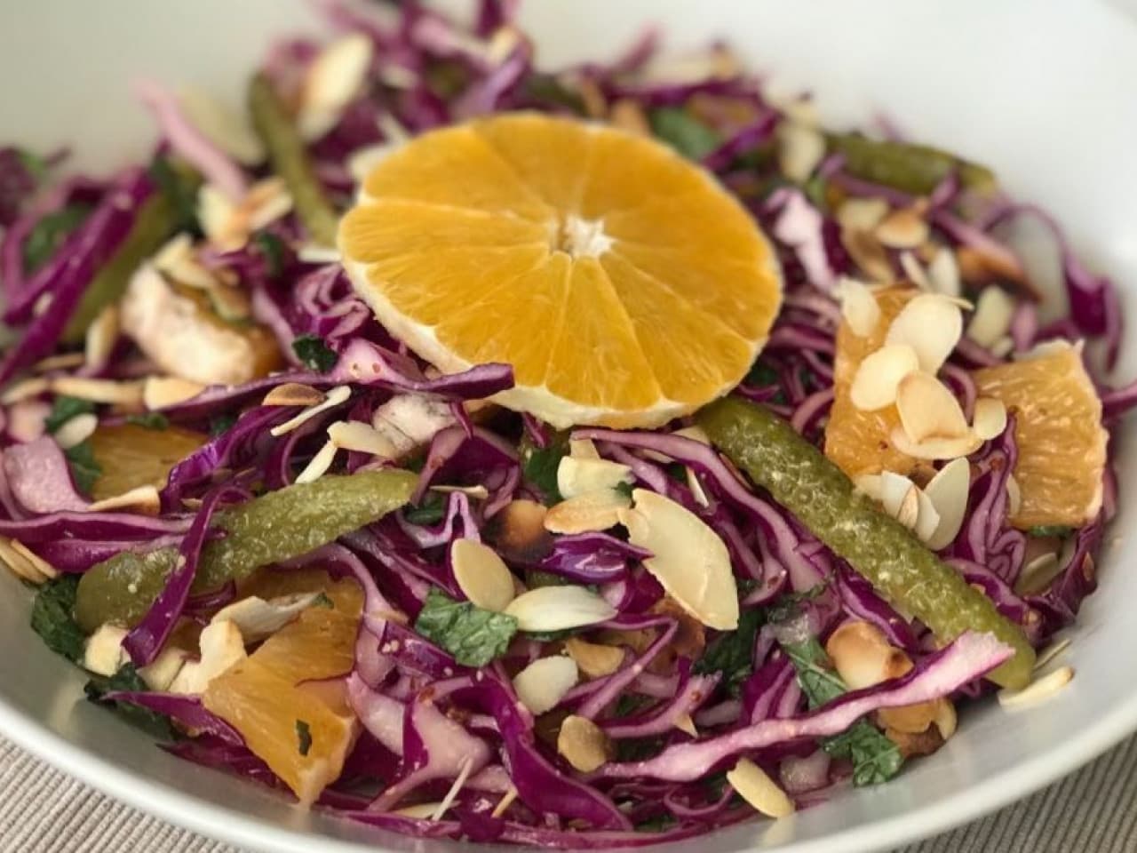 Ensalada de repollo rojo con naranja y almendras tostadas