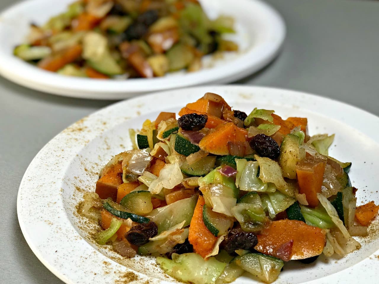 Plato marroquí de una olla con repollo blanco y calabaza