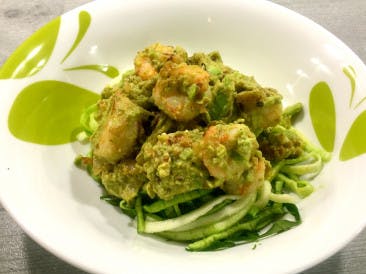 Courgetti with shrimps and avocado sauce