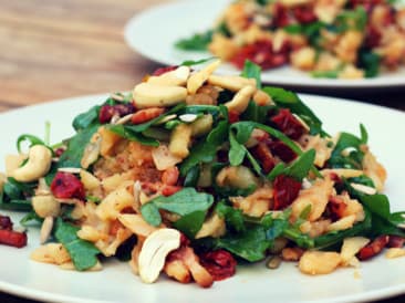 Rucola-Eintopf mit sonnengetrockneten Tomaten und Speck