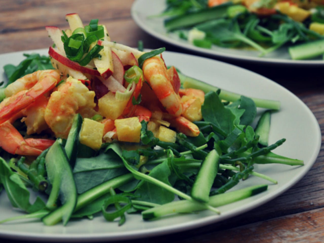 Scampi salad with apple and curry