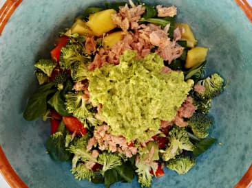 Cremiger Thunfischsalat mit Brokkoli und geriebener Zitrone