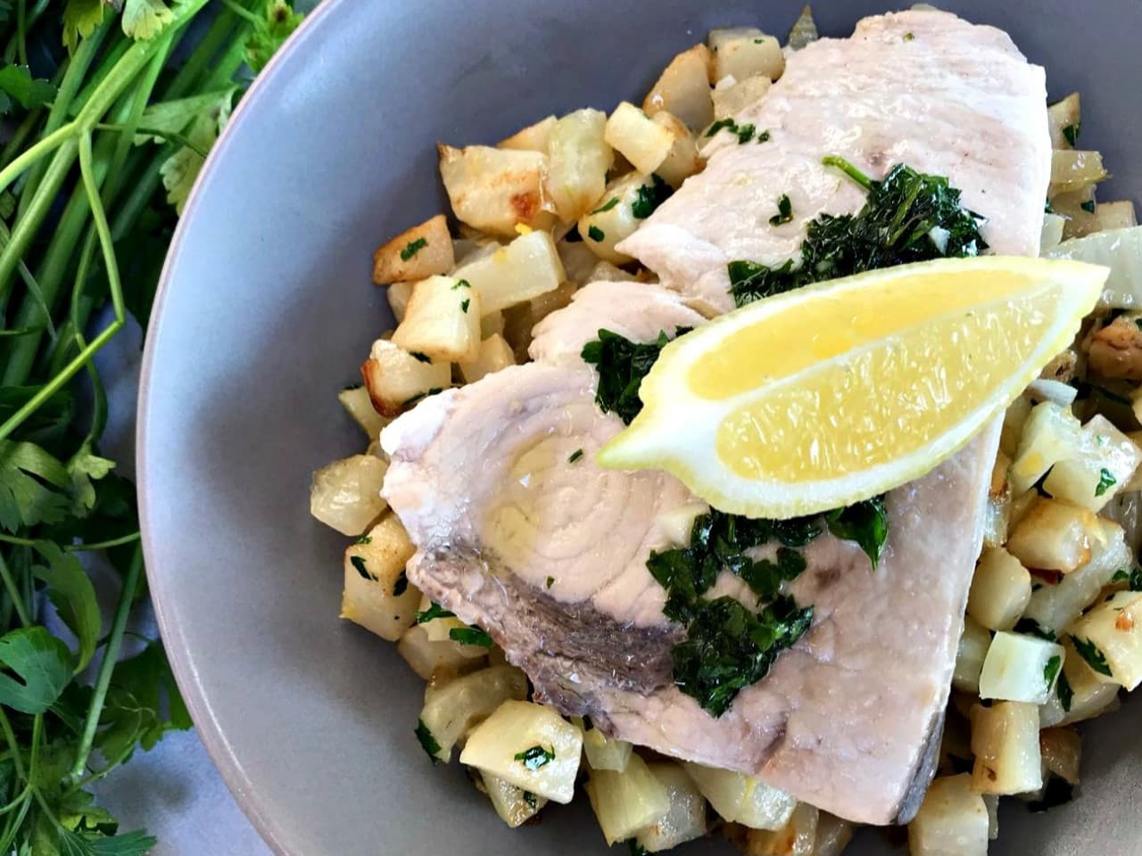 Pisto de verduras de invierno con pescado blanco en limón