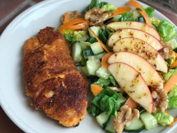 Crispy chicken with apple salad