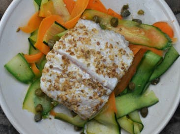 Grilled coriander fish with strings of vegetables