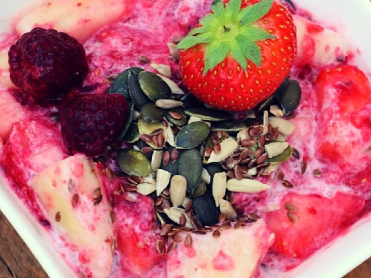 Ensalada de frutas de temporada con semillas y salsa de frutas