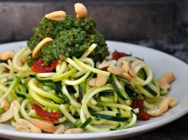 Nudelpesto: Zucchini mit Cashewnusspesto und Speck