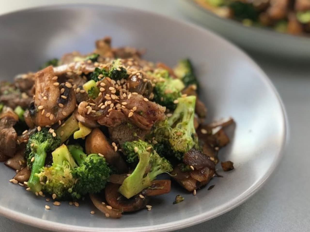 Plato de una olla con brócoli y tiras de carne