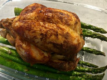 Garlic-lemon chicken with green asparagus