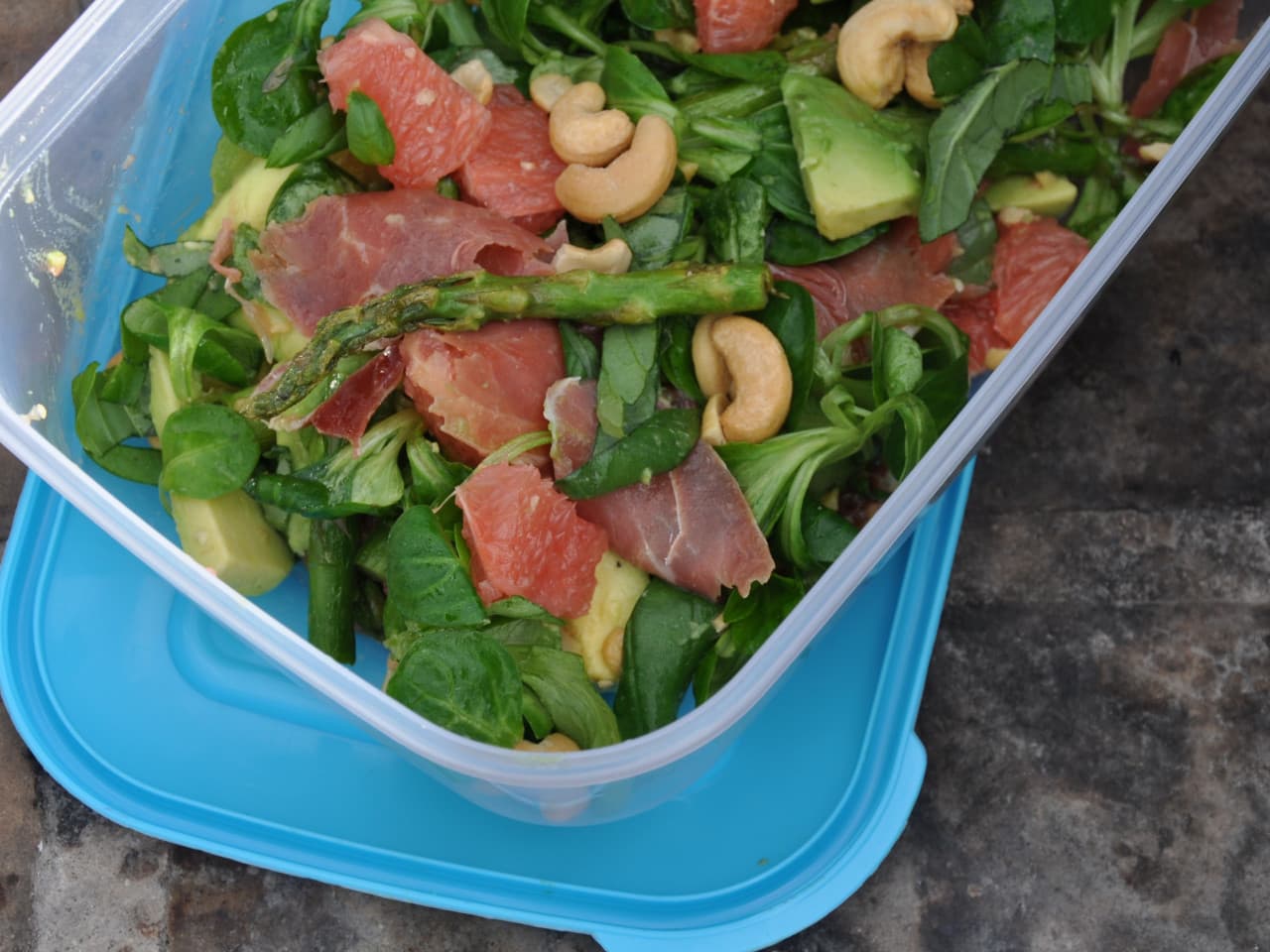 Ensalada de espárragos verdes con jamón serrano y sandía
