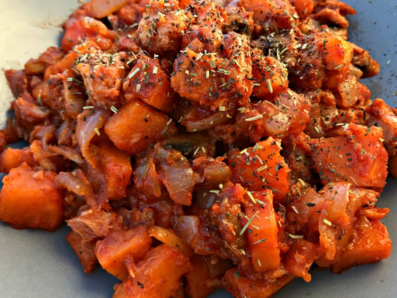 Plato de una olla con cubitos de camote y atún