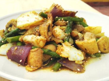 Fast curry wok dish with green asparagus & cod