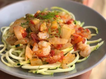 Zucchini with fennel sauce and shrimps