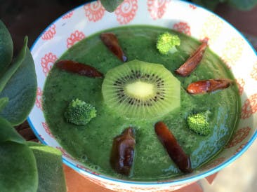 Summer smoothie with broccoli and kiwi