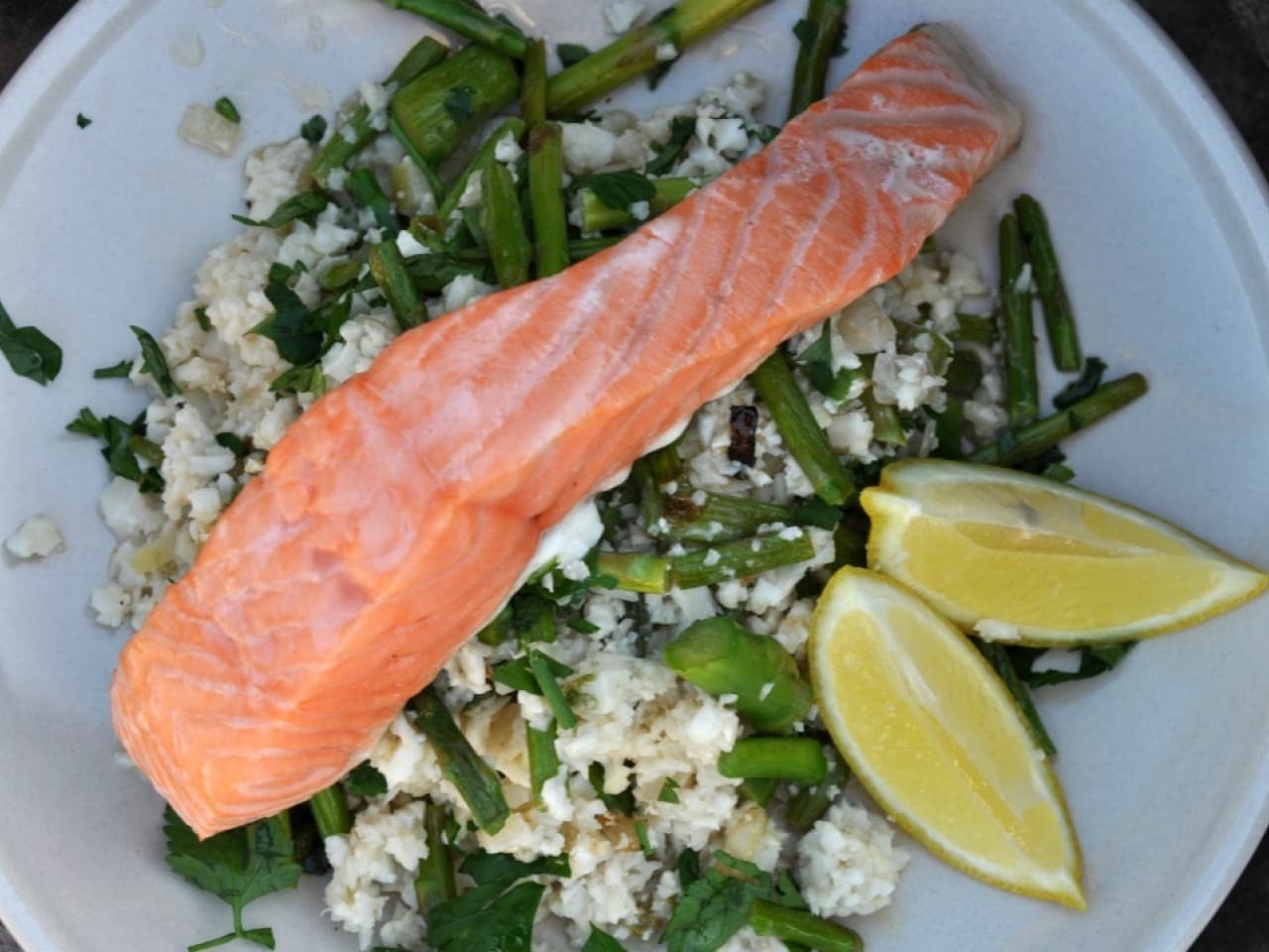 Risotto de coliflor con espárragos verdes y salmón