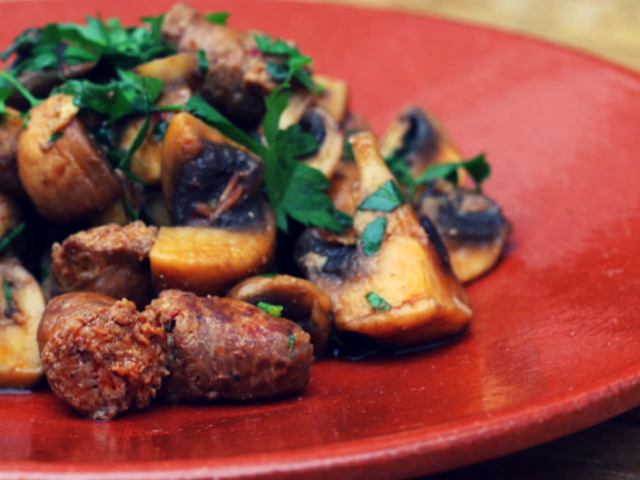 Salchichas condimentadas con ensalada de champiñones y pepino