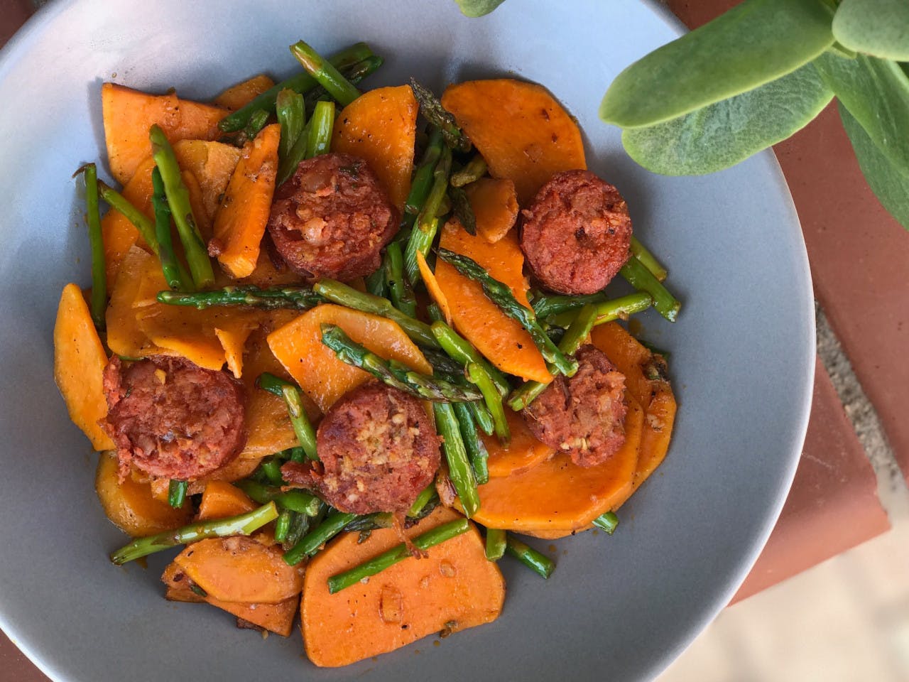 One-pot dish with sweet potato, green asparagus and sausage