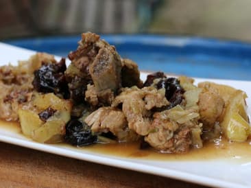 Paleo-Eintopf: Apfelpflaumen mit Schultercarbonada