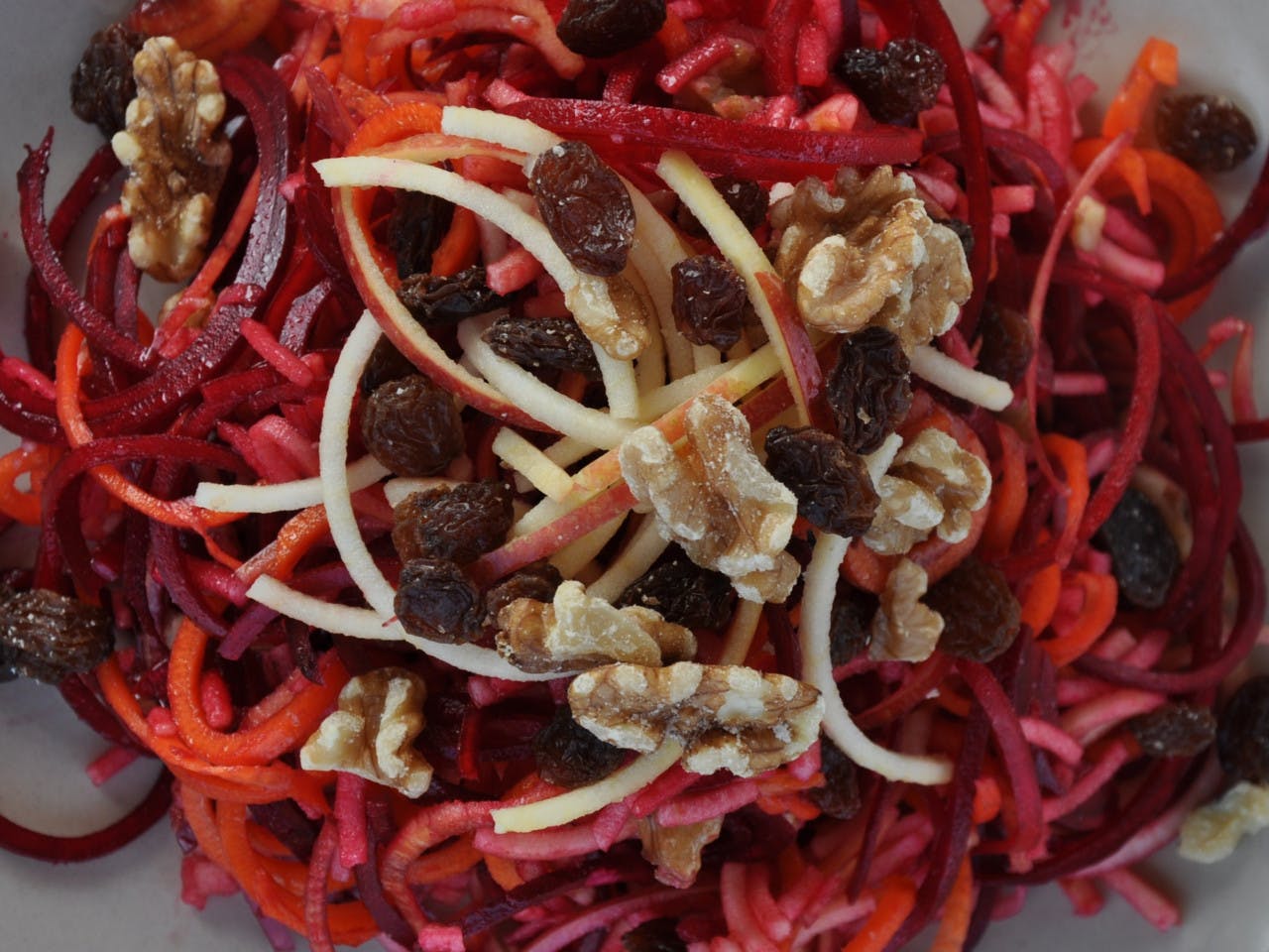 Beetroot spaghetti with apple and carrot