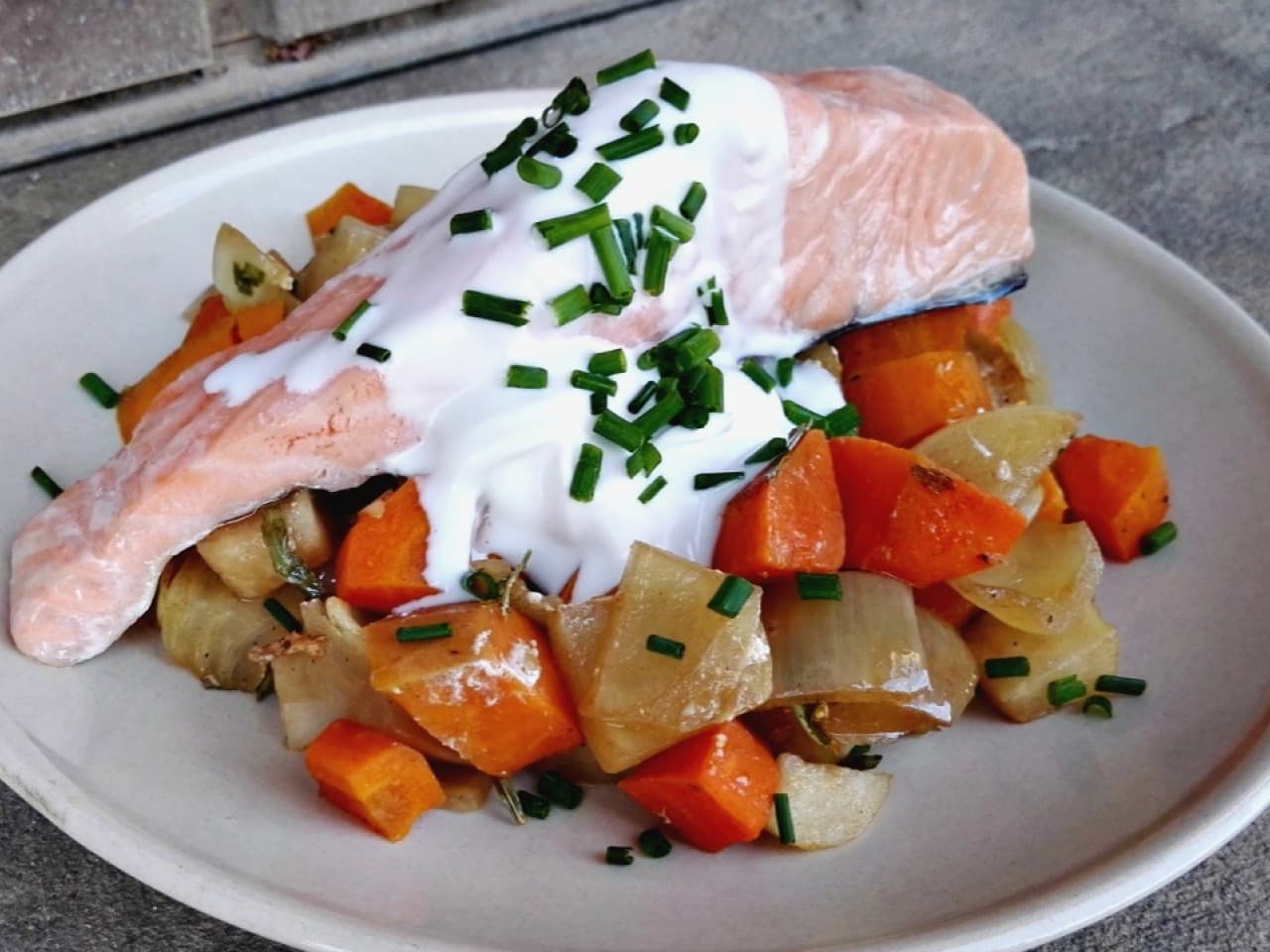 Salmón con verduras de primavera y crema de coco y cebollín