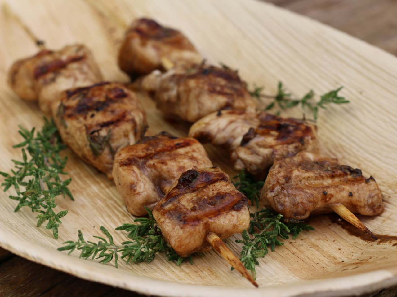 Brocheta de pollo con vinagre balsámico y tomillo