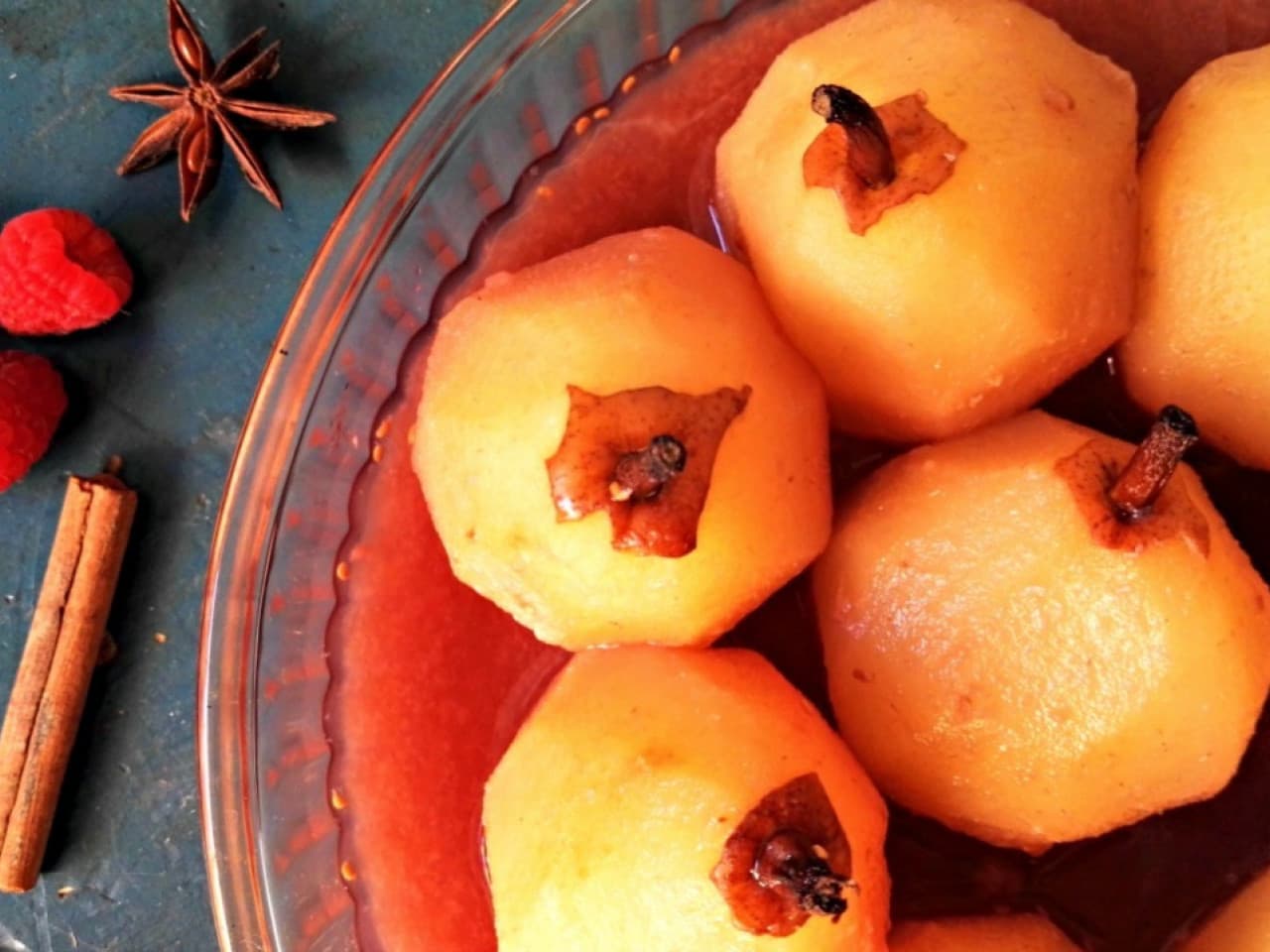 Estofado de peras con jugo de frambuesa de la olla de cocción lenta