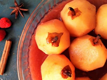 Stew pears with raspberry juice from the slow cooker