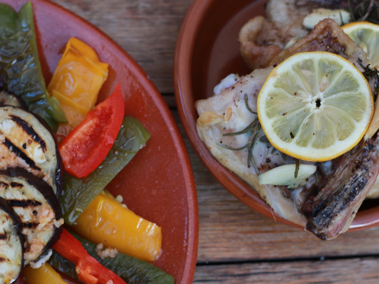 Chuleta de pollo y verduras a la parrilla