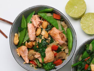 Noodles with salmon and sugar snaps