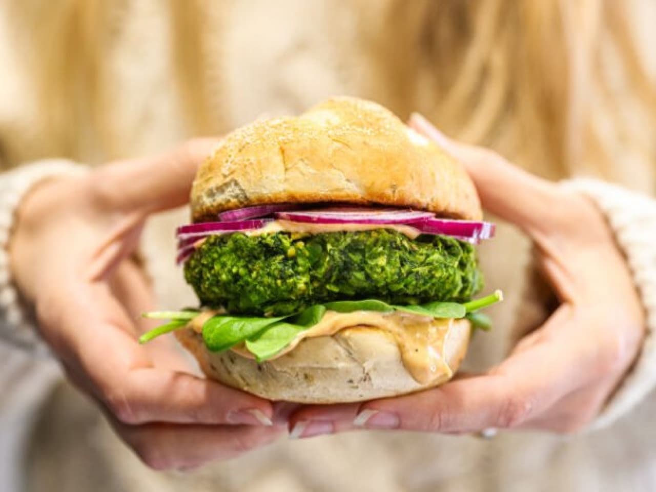 Hamburguesa vegana fácil de Buda con batatas fritas