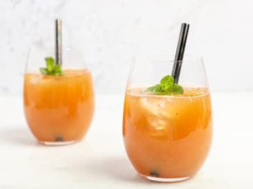 Einfacher veganer Detox Mojito Saft