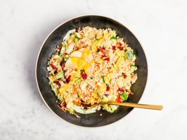 Einfacher veganer Quinoa-Salat mit Orangen-Dressing