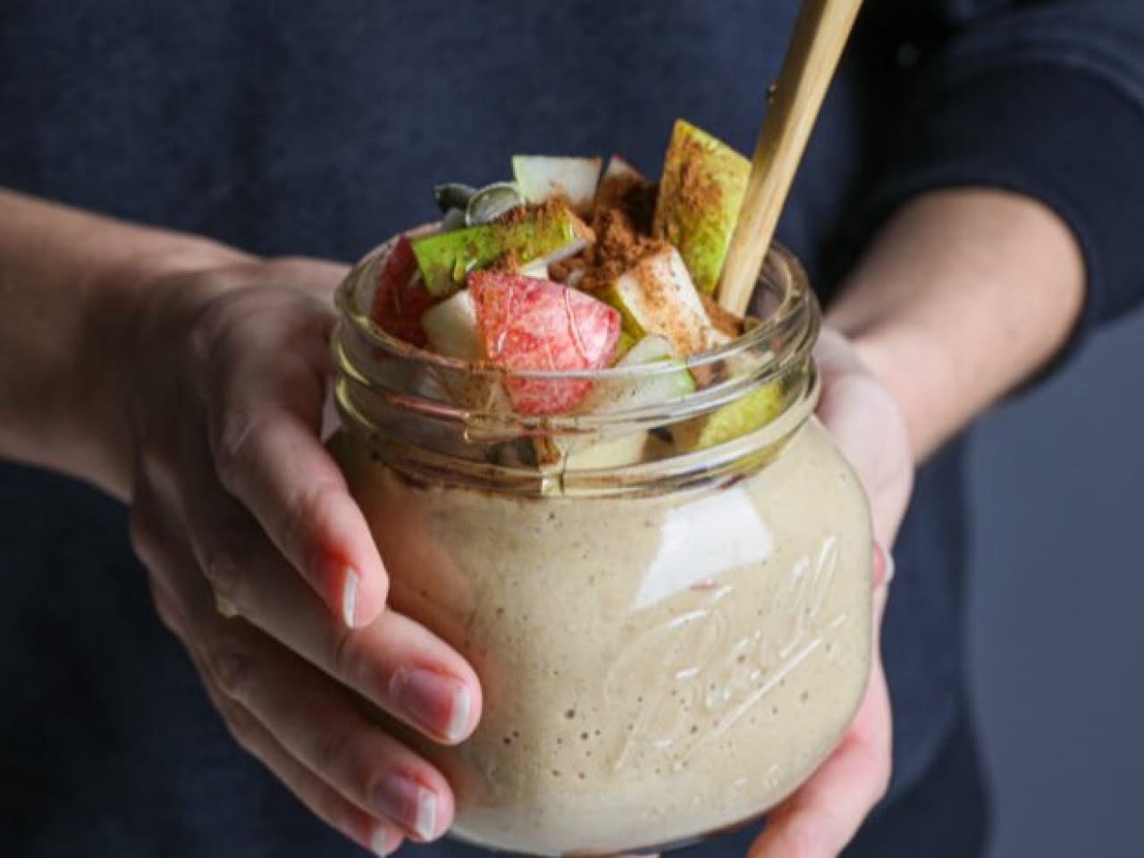 Easy Vegan warme appel-peersmoothie