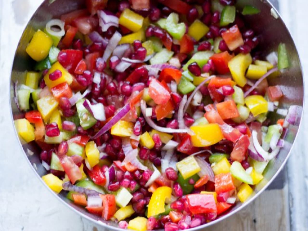 Ensalada arcoiris con aderezo de granada y agave