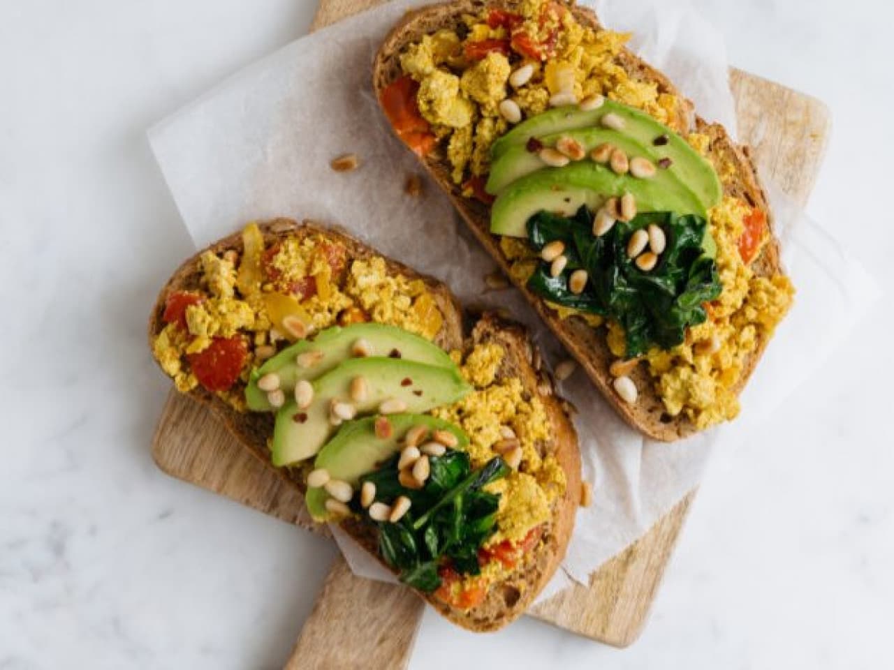 EASY VEGAN SCRAMBLE TOFU