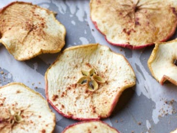 Apple chips with cinnamon and sugar