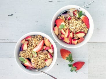 Vegan crumble with apricots and strawberries