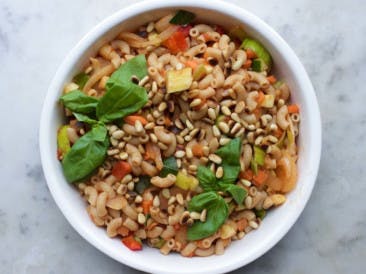 Supereasy vegan macaroni with basil and pine nuts