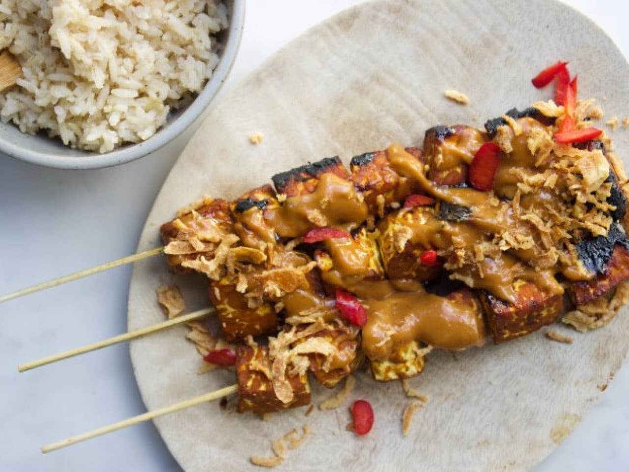 Recipe for delicious vegan satay from tempeh