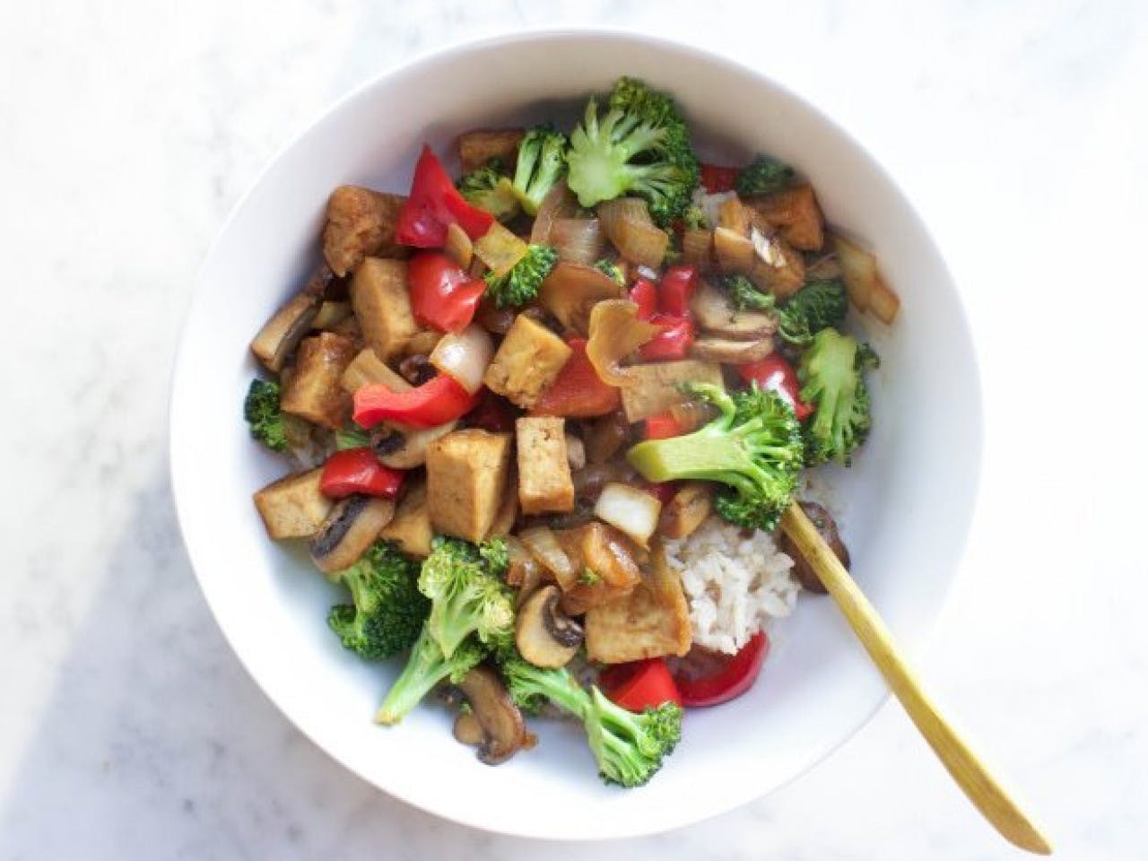 Tofu stir fry with broccoli and pointed pepper